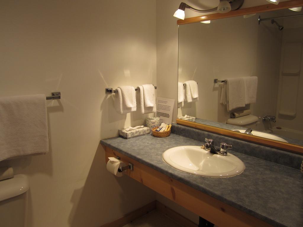 Canadas Best Value Inn- Riverview Hotel Γουάιτχορς Εξωτερικό φωτογραφία