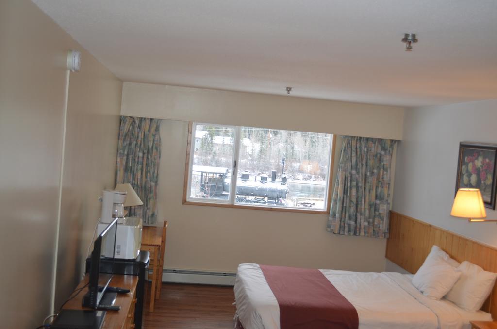 Canadas Best Value Inn- Riverview Hotel Γουάιτχορς Εξωτερικό φωτογραφία